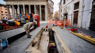 Cosas que pasan en Roma: se abre un sumidero y revela adoquines de 2.000 años de antigüedad